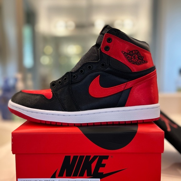 🏀Women’s Air Jordan 1 RETRO HI OG Black/University Red-White🏀 - Picture 5 of 5